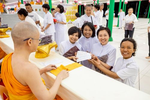 ภาพ No.230980:วันอังคารที่ 1 กรกฎาคม พ.ศ. 2568 ผู้ว่าราชการจังหวัดปทุมธานี เป็นประธานพิธีต้อนรับ สัญญาบัตร พัดยศ พระครูสัญญาบัตรสายต่างประเทศ วัดพระธรรมกาย ประจำปี พ.ศ. 2568 จำนวน 19 รูป