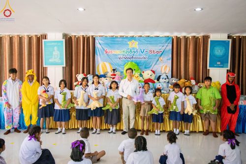 ภาพ No.104943:วันรวมพลังเด็กดี V-star ผู้นำฟื้นฟูศีลธรรมโลก จังหวัดกำแพงเพชร ณ ศูนย์ปฏิบัติธรรมกำแพงเพชร ในอุปถัมภ์พระพรหมวชิรปัญญาจารย์ วันที่ 22 ธันวาคม พ.ศ. 2566