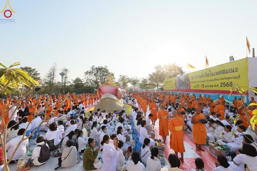 ภาพ No.195383:พิธีตักบาตรพระธรรมยาตรา ณ อนุสรณ์สถานลำดับที่ 3 สถานที่เกิดใหม่ในเพศสมณะ วัดสองพี่น้อง ต.ต้นตาล อ.สองพี่น้อง จ.สุพรรณบุรี ในโครงการธรรมยาตรา กตัญญูบูชา มหาปูชนียาจารย์ พระมงคลเทพมุนี(สด จนฺทสโร) พระผู้ปราบมาร ปีที่ 13 วันที่ 15 มกราคม พ.ศ.2568