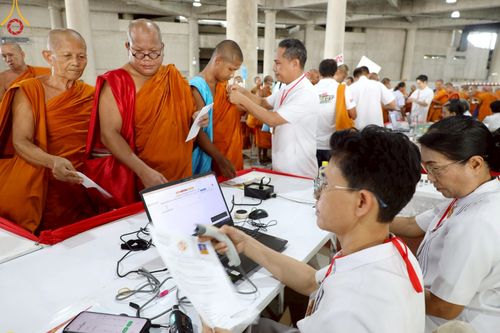 ภาพ No.219318:บรรยากาศการเดินทางเข้าวัดพระธรรมกาย , การต้อนรับปฏิสันถาร , การฉันภัตตาหารเช้า , การลงทะเบียนพระสังฆาธิการ  เนื่องในวันคุ้มครองโลก พิธีถวายมหาสังฆทานคณะสงฆ์ 40,000 กว่าวัดทั่วประเทศ ณ วัดพระธรรมกาย
