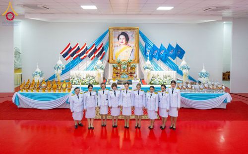 ภาพ No.237773:พิธีถวายเครื่องราชสักการะและวางพานพุ่ม และพิธีจุดเทียนถวายพระพรชัยมงคล เนื่องในโอกาสวันเฉลิมพระชนมพรรษา สมเด็จพระนางเจ้าสิริกิติ์ พระบรมราชินีนาถ พระบรมราชชนนีพันปีหลวง วันอังคารที่ 12 สิงหาคม พ.ศ. 2568  ณ อาคารปลูกศรัทธา 2 วัดพระธรรมกาย