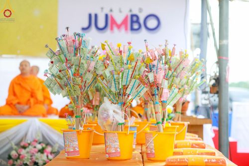 ภาพ No.146486:มหาสังฆทานถวายเป็นพุทธบูชาครั้งยิ่งใหญ่ โครงการทำบุญตักบาตร เพื่อถวายเป็นพระราชกุศล เนื่องในโอกาสมหามงคลเฉลิมพระชนมพรรษา พระบาทสมเด็จพระเจ้าอยู่ห้วฯ ทรงเจริญพระชนมพรรษา 6 รอบ 72 พรรษา