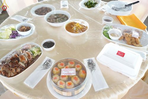 ภาพ No.219447:วันอังคารที่ 22 เมษายน พ.ศ. 2568 พิธีมอบปัจจัยช่วยเหลือครู 4 จังหวัดชายแดนภาคใต้ , พิธีกล่าวคำถวายอุปกรณ์ เพื่อเตรียมการต้อนรับคณะสงฆ์ฯ , พิธีกล่าวคำถวายภัตตาหารเป็นสังฆทาน , คณะสงฆ์ฉันภัตตาหารเพล  เนื่องในวันคุ้มครองโลก พิธีถวายมหาสังฆทานแด่คณะสงฆ์