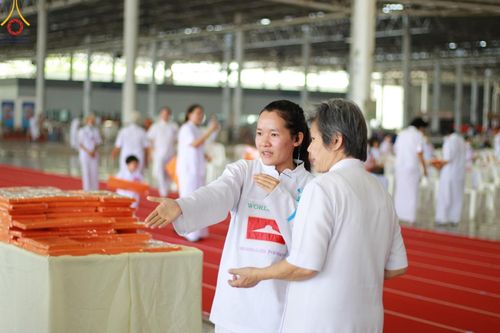 ภาพ No.134617:V.35 เพื่อบุญต้นเดือน การรับบุญของเจ้าหน้าที่หน่วยงานต่างๆ เพื่องานบุญวันอาทิตย์ต้นเดือน ณ วัดพระธรรมกาย วันที่ 7 เมษายน พ.ศ. 2567