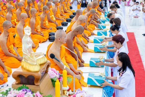 ภาพ No.118509:พิธีตักบาตรพระธรรมยาตรา ปีที่ 12 ณ อนุสรณ์สถานลำดับที่ 5 สถานที่เผยแผ่วิชชาธรรมกายครั้งแรก อนุสรณ์สถานบางปลา จ.นครปฐม วันที่ 25 มกราคม พ.ศ. 2567