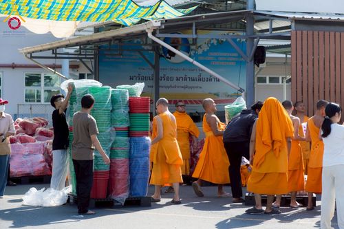 ภาพ No.273719:วันที่ 27 พฤศจิกายน พ.ศ. 2568 คณะศิษยานุศิษย์วัดพระธรรมกาย มูลนิธิธรรมกาย มอบอาหารและสิ่งของความช่วยเหลือให้พี่น้องชาวใต้ ผู้ประสบอุทกภัยน้ำท่วม
