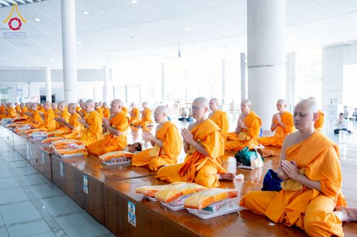 ภาพ No.226571:วันที่ 26 พฤษภาคม พ.ศ. 2568 พิธีบุพเปตพลี ครั้งที่ 164 ร่วมอุทิศบุญแด่หมู่ญาติที่ล่วงลับไปแล้ว และสืบทอดอายุพระพุทธศาสนา ณ หอฉันคุณยายอาจารย์ฯ วัดพระธรรมกาย