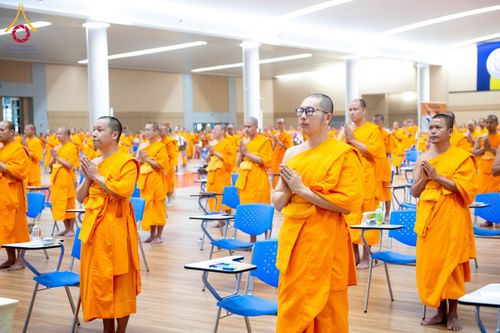 ภาพ No.208827:พระบาทสมเด็จพระเจ้าอยู่หัวทรงพระกรุณาโปรดเกล้าฯ พระราชทานภัตตาหารพระราชทาน แด่พระภิกษุ สามเณร ในการสอบบาลีสนามหลวง ณ วัดพระธรรมกาย วันที่ 22 กุมภาพันธ์ พ.ศ. 2568 ณ วัดพระธรรมกาย อำเภอคลองหลวง จังหวัดปทุมธานี