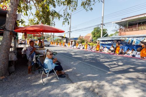 ภาพ No.193301:พิธีต้อนรับพระธรรมยาตรา ณ อนุสรณ์สถาน สถานที่เกิดในเพศสมณะ วัดสองพี่น้อง อำเภอสองพี่น้อง จังหวัดสุพรรณบุรี ในโครงการธรรมยาตรา กตัญญูบูชา มหาปูชนียาจารย์ พระมงคลเทพมุนี(สด จนฺทสโร) พระผู้ปราบมาร อนุสรณ์สถาน 7 แห่ง ปีที่ 13 วันที่ 11 มกราคม พ.ศ. 2568