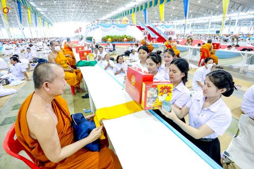 ภาพ No.236390:วันที่ 3 สิงหาคม พ.ศ. 2568 พิธีถวายมหาสังฆทานคณะสงฆ์ 2,000 กว่าวัดทั่วประเทศ ปีที่ 25 , พิธีถวายไทยธรรมคณะสงฆ์ 323 วัด 4 จังหวัดชายแดนภาคใต้ ณ วัดพระธรรมกาย