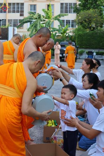 ภาพ No.136088:พระธรรมทายาท โครงการบวชพระนานาชาติ AEC & WAB ผู้บริหารรุ่นที่ 2 บิณฑบาต ณ หอฉันคุณยายอาจารย์ฯ เมืองแก้วมณี หมู่บ้านแก้วพุทธรักษา วันที่ 28 เมษายน พ.ศ. 2567