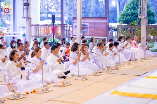 ภาพ No.194946:พิธีถวายภัตตาหารเป็นสังฆทาน แด่พระธรรมยาตรา ณ อนุสรณ์สถานมหาวิหารพระมงคลเทพมุนี (โลตัสแลนด์) อ.สองพี่น้อง จ.สุพรรณบุรี ในโครงการธรรมยาตรา กตัญญูบูชา มหาปูชนียาจารย์ พระมงคลเทพมุนี(สด จนฺทสโร) พระผู้ปราบมาร แห่ง ปีที่ 13 วันที่ 14 มกราคม พ.ศ.2568