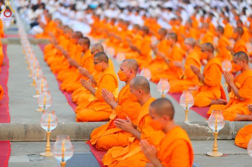 ภาพ No.122017:พิธีจุดประทีปถวายเป็นพุทธบูชา และบูชาธรรมมหาปูชนียาจารย์ พระมงคลเทพมุนี(สด จนฺทสโร) ในโครงการธรรมยาตรา กตัญญูบูชา มหาปูชนียาจารย์ พระมงคลเทพมุนี(สด จนฺทสโร) พระผู้ปราบมาร อนุสรณ์สถาน 7 แห่ง ปีที่ 12 วันที่ 31 มกราคม พ.ศ. 2567 ณ วัดพระธรรมกาย จ.ปทุมธานี