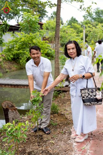 ภาพ No.238581:วันอาทิตย์ที่ 17 สิงหาคม พ.ศ. 2568 พิธีทอดผ้าป่าบำรุงศูนย์อบรมเยาวชนนครปฐม ครบรอบ 14 ปี และพิธีปลูกต้นไม้รอบสระเศรษฐี ณ ศูนย์อบรมเยาวชนนครปฐม