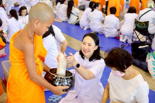 ภาพ No.243521:วันที่ 7 กันยายน พ.ศ. 2568 พิธีตักบาตร ข้าวสารอาหารแห้ง ในวันครูผู้ค้นพบวิชชาธรรมกาย ณ บ้านแก้วเรือนทองคุณยายฯ สภาธรรมกายสากล วัดพระธรรมกาย