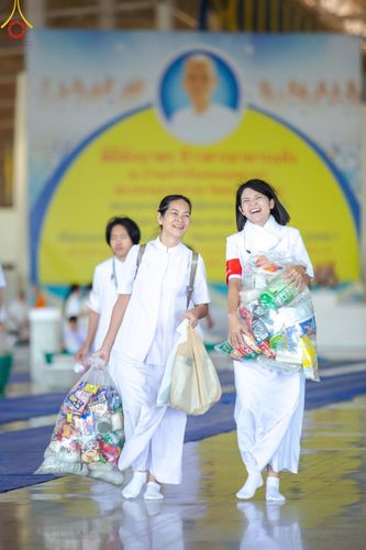 ภาพ No.177619:พิธีตักบาตรและพิธีบูชาข้าวพระ ในวันอาทิตย์ต้นเดือนที่ 1 ธันวาคม พ.ศ. 2567 ณ สภาธรรมกายสากล วัดพระธรรมกาย