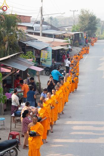 ภาพ No.62294:Photo Story  มหัศจรรย์วัดดงดินแดง Episode 4 กิจกรรมตักบาตรฉลองพระ-เณรกว่า 500 รูป