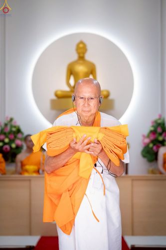 ภาพ No.252280:วันที่ 4-5 ตุลาคม พ.ศ. 2568  วัดพระธรรมกายแคลิฟอร์เนีย ประเทศสหรัฐอเมริกา ได้จัดพิธีตัดปอยผม โดยคณะสงฆ์ ญาติ ๆ และสาธุชน ให้กับนาคธรรมทายาท 8 ท่าน และได้จัดพิธีบรรพชา-อุปสมบท ฉลองพิธีทอดกฐินบรมจักรพรรดิ สร้างอุโบสถ 82 ปี บูชาธรรมหลวงพ่อธัมมชโย