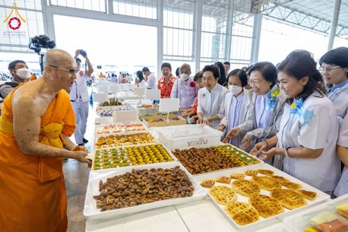 ภาพ No.203239:พิธีถวายภัตตาหารเป็นสังฆทาน แด่พระธรรมยาตรา ณ วัดพระธรรมกาย ตำบลคลองสาม อำเภอคลองหลวง จังหวัดปทุมธานี ในโครงการธรรมยาตรา กตัญญูบูชา มหาปูชนียาจารย์ พระมงคลเทพมุนี(สด จนฺทสโร) พระผู้ปราบมาร อนุสรณ์สถาน 7 แห่ง ปีที่ 13 วันที่ 29 มกราคม พ.ศ. 2568