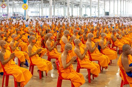 ภาพ No.89490:พิธีตักบาตร ข้าวสารอาหารแห้ง พิธีบูชาข้าวพระ และพิธีจุดเทียนใจ ไฟนิรันดร์  อนันตชัย ณ สภาธรรมกายสากล วัดพระธรรมกาย วันอาทิตย์ที่ 1 ตุลาคม พ.ศ. 2566