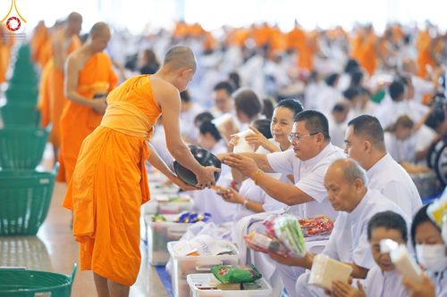 ภาพ No.139108:พิธีตักบาตร , พิธีบูชาข้าวพระ ณ ห้องแก้วสารพัด 1 สภาธรรมกายสากล วัดพระธรรมกาย วันอาทิตย์ต้นเดือนที่ 2 มิถุนายน พ.ศ. 2567