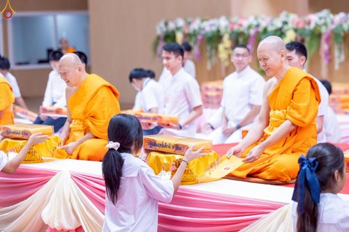 ภาพ No.245960:วันเสาร์ที่ 13 กันยายน พ.ศ. 2568 พิธีมอบผ้าไตรประธานกฐินสัมฤทธิ์เด็กดี V-Star ณ สภาธรรมกายสากล วัดพระธรรมกาย