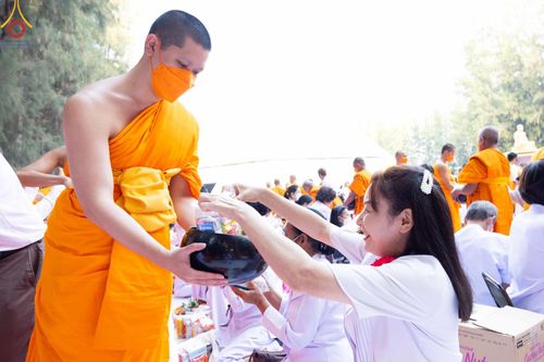 ภาพ No.107579:พิธีตักบาตรพระธรรมยาตราฯ ในโครงการธรรมยาตรากตัญญูบูชา มหาปูชนียาจารย์ พระมงคลเทพมุนี(สด จนฺทสโร) พระผู้ปราบมาร ปีที่ 12 ณ อนุสรณ์สถานมหาวิหารพระมงคลเทพมุนี อ.สองพี่น้อง จ.สุพรรณบุรี วันที่ 7 มกราคม พ.ศ. 2567