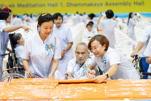 ภาพ No.134347:พิธีทอดผ้าป่าสมทบ มหาสังฆทาน 10,000 วัด ทั่วไทย วันอาทิตย์ต้นเดือนที่ 7 เมษายน พ.ศ.2567 ณ ห้องแก้วสารพัดนึก 1 สภาธรรมกายสากล  วัดพระธรรมกาย จ.ปทุมธานี