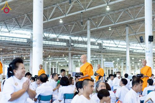 ภาพ No.223384:วันวิสาขบูชา วันอาทิตย์ที่ 11 พฤษภาคม พ.ศ. 2568 พิธีตักบาตร และปฎิบัติธรรม ณ สภาธรรมกายสากล วัดพระธรรมกาย