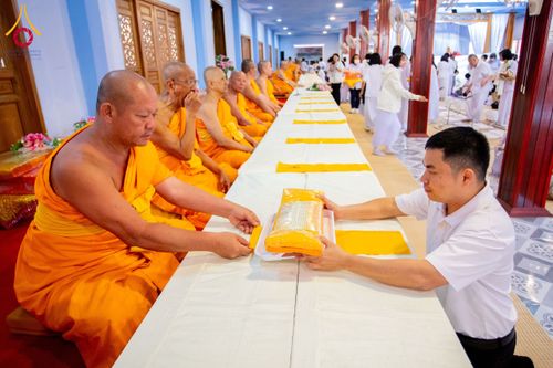 ภาพ No.195922:พิธีถวายภัตตาหารเป็นสังฆทาน แด่พระธรรมยาตรา ณ วัดโบสถ์(บน) ตำบลบางคูเวียง อำเภอบางกรวย จังหวัดนนทบุรี ในโครงการธรรมยาตรา กตัญญูบูชา มหาปูชนียาจารย์ พระมงคลเทพมุนี(สด จนฺทสโร) พระผู้ปราบมาร อนุสรณ์สถาน 7 แห่ง ปีที่ 13 วันที่ 16 มกราคม พ.ศ. 2568