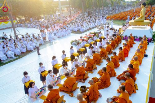 ภาพ No.101862:ตักบาตรพระ 10,000 รูป เติมบุญให้แผ่นดิน เนื่องในโอกาส 192 ปี จังหวัดกาญจนบุรี หนึ่งในโครงการตักบาตรพระ 2,000,000 รูป  77 จังหวัดทุกวัดทั่วไทย วันจันทร์ที่ 11 ธันวาคม พ.ศ. 2566 บริเวณถนนสองแคว (SKY WALK) เมืองกาญจนบุรี