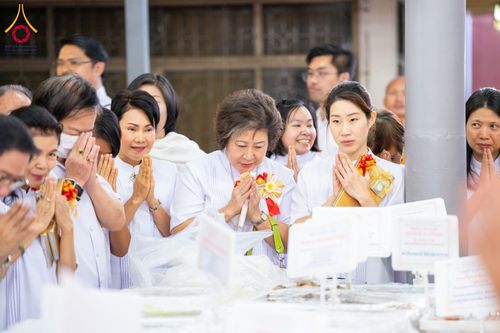 ภาพ No.196401:พิธีถวายภัตตาหารเป็นสังฆทาน แด่พระธรรมยาตรา ณ วัดโบสถ์(บน) ตำบลบางคูเวียง อำเภอบางกรวย จังหวัดนนทบุรี ในโครงการธรรมยาตรา กตัญญูบูชา มหาปูชนียาจารย์ พระมงคลเทพมุนี(สด จนฺทสโร) พระผู้ปราบมาร อนุสรณ์สถาน 7 แห่ง ปีที่ 13 วันที่ 17 มกราคม พ.ศ. 2568