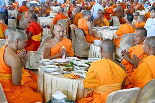 ภาพ No.60257:คณะสงฆ์ 10,000 กว่าวัดฉันภัตตาหารเพล ในวันคุ้มครองโลก วันจันทร์ที่ 22 เมษายน พ.ศ. 2567 ณ สภาธรรมกายสากล วัดพระธรรมกาย