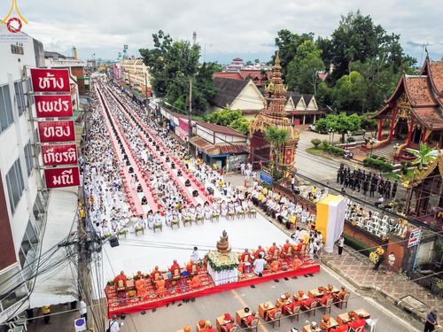 ภาพ No.146285:ตักบาตรพระ 1,384 รูป ทำบุญเมืองฝางครบรอบ 1,383 ปี ถวายเป็นพระราชกุศลแด่พระบาทสมเด็จพระเจ้าอยู่หัว เนื่องในโอกาสพระราชพิธีมหามงคล เฉลิมพระชนมพรรษา 6 รอบ 72 พรรษา วันเสาร์ที่ 27 กรกฎาคม พ.ศ.2567  ณ ถนนหน้าที่ว่าการอำเภอฝาง จ.เชียงใหม่