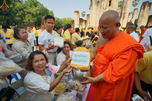 ภาพ No.58735:พิธีตักบาตรพระ ๑,๐๐๐ รูป สมโภชครบรอบ ๘๐๐ ปี พระบรมธาตุเมืองเชลียง ณ วัดพระศรีรัตนมหาธาตุ ราชวรวิหาร  (วัดพระปรางค์) ต.ศรีสัชนาลัย  อ.ศรีสัชนาลัย จ.สุโขทัย วันพฤหัสบดีที่ ๒๕ เมษายน พ.ศ. ๒๕๖๗