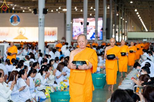 ภาพ No.207276:พิธีตักบาตร และปฏิบัติธรรมช่วงสาย ในวันมาฆบูชา วันพุธที่ 12 กุมภาพันธ์ พ.ศ. 2568 ณ วัดพระธรรมกาย จังหวัดปทุมธานี