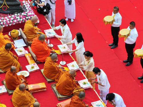 ภาพ No.126086:พิธีทำบุญเมืองนครราชสีมา ฉลอง 556 ปี ตักบาตรพระ 10,000 รูป ในวันเสาร์ที่ 2 มีนาคม พ.ศ.2567 ณ อนุสาวรีย์ท้าวสุรนารี จ.นครราชสีมา จัดโดย คณะสงฆ์จังหวัดนครราชสีมา ร่วมกับสำนักงานจังหวัดนครราชสีมา