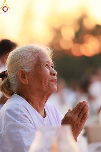 ภาพ No.109617:พิธีจุดประทีปถวายเป็นพุทธบูชา และบูชาธรรมมหาปูชนียาจารย์ วันที่ 10 มกราคม พ.ศ. 2567 ณ อนุสรณ์สถานคลองบางนางแท่น อ.สามพราน จ.นครปฐม