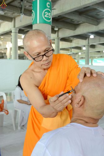 ภาพ No.248643:วันที่ 28 กันยายน พ.ศ. 2568 พิธีตัดปอยผม และปลงผม โครงการอุปสมบทบูชาธรรม 141 ปี พระมงคลเทพมุนี ณ วิหารคด วัดพระธรรมกาย