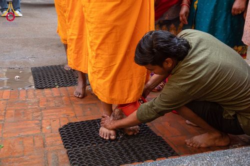 ภาพ No.132580:สามเณรเนปาล บิณฑบาต ย่านทาเมล เมืองกาฐมาณฑุ และเมืองปาฏัน ในโครงการบรรพชา 1,250 รูป ประเทศเนปาล วันที่ 20 มีนาคม พ.ศ. 2567