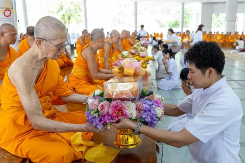 ภาพ No.165822:พิธีถวายภัตตาหารเมนูสวรรค์ วันที่ 26 ตุลาคม พ.ศ. 2567 ณ หอฉันคุณยายอาจารย์ฯ วัดพระธรรมกาย