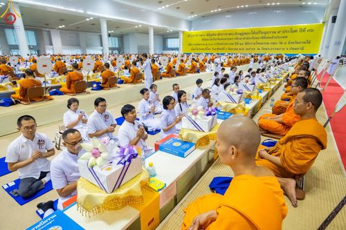 ภาพ No.147096:พิธีมุทิตาสักการะพระภิกษุ ผู้สอบได้เปรียญธรรม 9 ประโยคระดับโลกปีที่ 36, พิธีมอบโล่เกียรติยศและทุนการศึกษา สำนักเรียนบาลีดีเด่นทั่วประเทศ, พิธีถวายมหาสังฆทานคณะสงฆ์ 2,000 กว่าวัด ทั่วประเทศ ปีที่ 24, พิธีถวายไทยธรรมคณะสงฆ์ 323 วัด 4 จังหวัดชายแดนภาคใต้