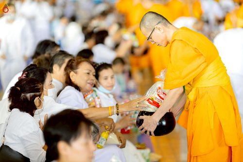 ภาพ No.227913:วันอาทิตย์ที่ 1 มิถุนายน พ.ศ. 2568 พิธีตักบาตร , พิธีบูชาข้าวพระ ณ วัดพระธรรมกาย จ.ปทุมธานี