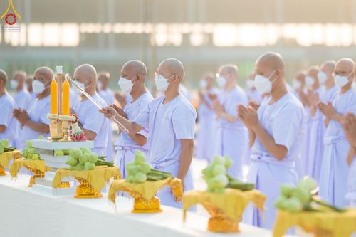 ภาพ No.101465:พิธีเวียนประทักษิณ, พิธีวันทาเจดีย์, พิธีขอขมาและมอบผ้าไตร ในโครงการอุปสมบทหมู่ รุ่นบูชาธรรมมหาปูชนียาจารย์ ณ วัดพระธรรมกาย ในวันที่ 9 ธันวาคม พ.ศ. 2566