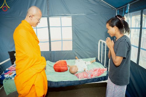 ภาพ No.220348:วันที่ 17 เมษายน พ.ศ. 2568 ผู้แทนวัดพระธรรมกาย ลงพื้นที่เยียวยา ซับน้ำตาเหยื่อแผ่นดินไหวมัณฑะเลย์