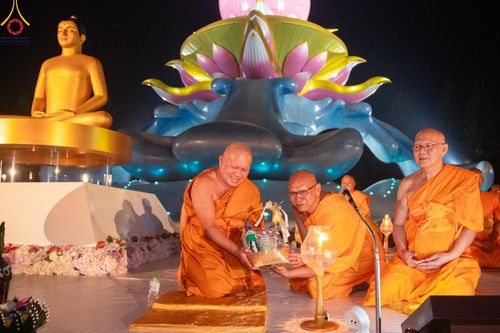 ภาพ No.175990:พิธีจุดประทีปโคมลาน, โคมลอยและลอยกระทง ถวายประทีปเป็นพุทธบูชา สร้างความสว่างไสวให้กับแผ่นดินด้วยแสงธรรม วันที่ 15 พฤศจิกายน พ.ศ. 2567 ณ พุทธอุทยานนานาชาติ อ.โพนพิสัย จ.หนองคาย