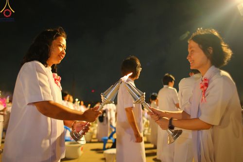ภาพ No.160625:พิธีจุดประทีป 20,000 ดวง บูชาพระมหาธรรมกายเจดีย์ และบูชาพระมงคลเทพมุนี (สด จนฺทสโร) พระผู้ปราบมาร ณ ลานธรรม พระมหาธรรมกายเจดีย์ วัดพระธรรมกาย จ.ปทุมธานี วันที่ 10 ตุลาคม พ.ศ. 2567