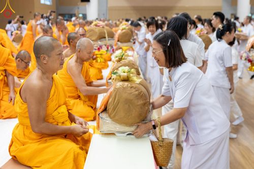 ภาพ No.180856:พิธีถวายภัตตาหารเมนูสวรรค์ และพิธีถวายอุปกรณ์กันหนาว แด่คณะพระภิกษุสามเณรวัดพระธรรมกาย วันอาทิตย์ที่ 8 ธันวาคม พ.ศ.2567 ณ สภาธรรมกายสากล วัดพระธรรมกาย