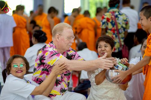 ภาพ No.218094:วันอาทิตย์ที่ 13 เมษายน พ.ศ. 2568 พิธีตักบาตรฉลองสามเณรใหม่ 75 รูป เนื่องในวันสงกรานต์ (โครงการบรรพชาสามเณรฟื้นฟูพระพุทธศาสนาทั่วไทย ประจำปีพุทธศักราช 2568) ณ ศูนย์ปฏิบัติธรรมระยอง(บ้านช่องลม) ตำบลบางบุตร อำเภอบ้านค่าย จังหวัดระยอง