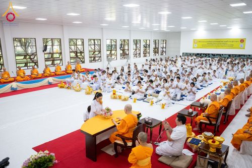 ภาพ No.160844:พิธีเจริญพระพุทธมนต์ และปิดแผ่นทองรูปเหมือน พระเดชพระคุณพระมงคลเทพมุนี (สด จนฺทสโร) พระผู้ปราบมาร จำนวน 3 องค์ วันเสาร์ที่ 5 ตุลาคม พ.ศ. 2567 ณ อาคารปลูกศรัทธา 2 (ชานชลาเดิม) วัดพระธรรมกาย อ.คลองหลวง จ.ปทุมธานี